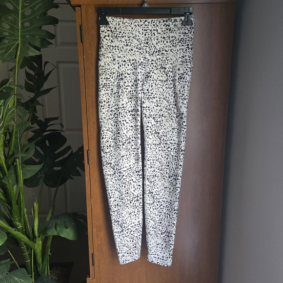 Old Navy Green and White Leggings High Waist Stretch - Picture 1 of 4